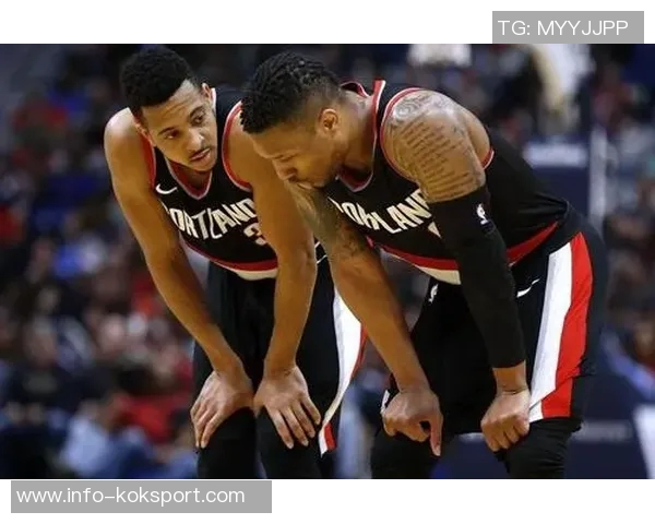 开拓者官方分享凯勒布乐福离开球馆时携篮球的温馨瞬间